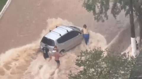 Mulher é resgatada em enchente perto do Beco do Batman, na Vila Madalena