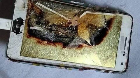 Jovem sofre queimaduras após celular pegar fogo enquanto carregava