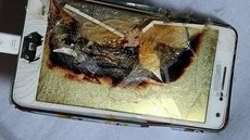 Jovem sofre queimaduras após celular pegar fogo enquanto carregava