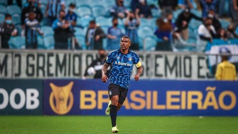 Douglas Costa marca primeiro gol pelo Grêmio e encerra jejum de mais de 10 meses