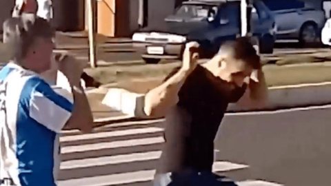 Imagem Vídeo: Arthur do Val e Boca Aberta brigam nas ruas de Londrina e confusão é toda gravada