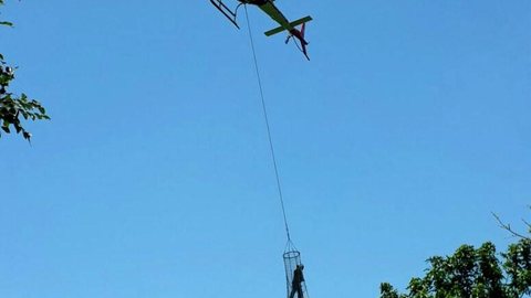 Polícia usa helicóptero para apreender drogas em despenhadeiro de Marília