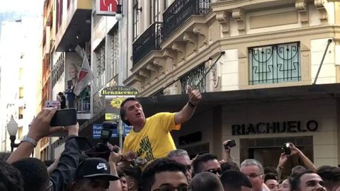 Bolsonaro leva facada durante ato de campanha em Juiz Fora; Vídeo
