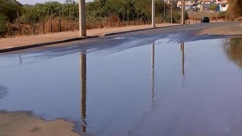 Rompimento de tubulação de água forma ‘piscina’ em rua de Rio Preto