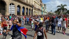 Cuba tem protestos contra o governo em meio a grave crise e piora da pandemia
