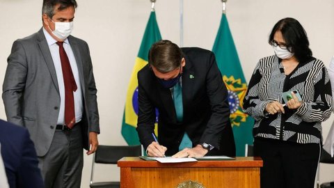 Bolsonaro sanciona programa de combate à violência contra a mulher