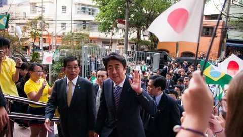 Imagem Em SP, ex-premiê do Japão Shinzo Abe visitou a Liberdade, reduto da imigração asiática; relembre