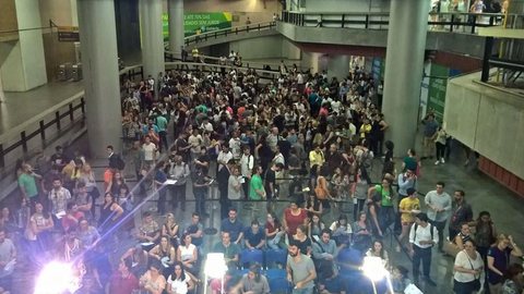 Centenas de pessoas formam fila em estação de metrô para retirar ingressos para o Rock in Rio