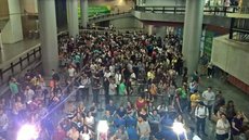 Centenas de pessoas formam fila em estação de metrô para retirar ingressos para o Rock in Rio