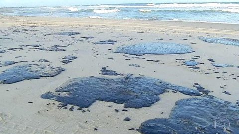 Manchas em praias do Nordeste são mistura de óleos venezuelanos, diz relatório