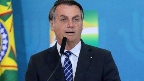 Perguntado sobre Queiroz, Bolsonaro diz ter vontade de dar “porrada” em repórter