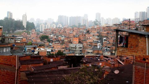 Justiça determina que Sabesp forneça água para todas as favelas de SP