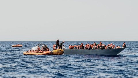Marinha da Tunísia resgata 163 migrantes no litoral do país