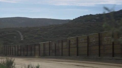 Grávida de 19 anos morre ao cair de muro em fronteira do México com os EUA
