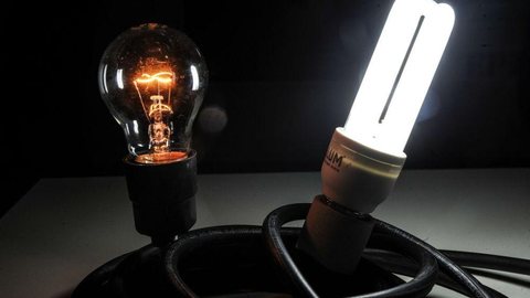 Consumidores podem fazer descarte correto de lâmpadas usadas