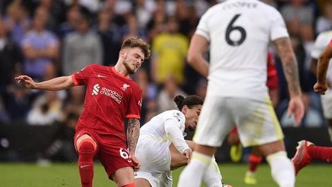 Joia do Liverpool fica emocionado com apoio recebido após sofrer grave lesão no tornozelo