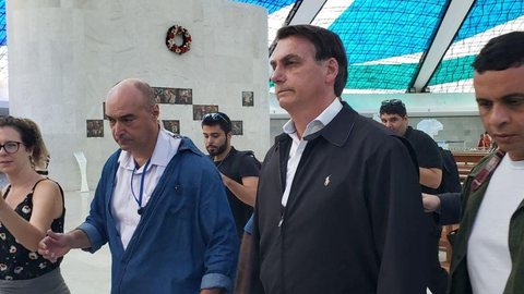 Bolsonaro visita general e vai à catedral em Brasília