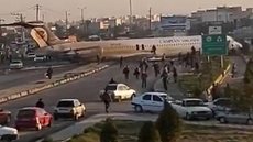 Avião sai da pista e pousa no meio de avenida no Irã; assista