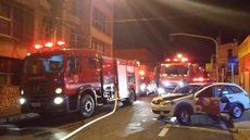 Incêndio em prédio comercial mobiliza bombeiros em Fernandópolis