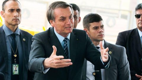 Bolsonaro sanciona lei que extingue prisão disciplinar para PMs e bombeiros
