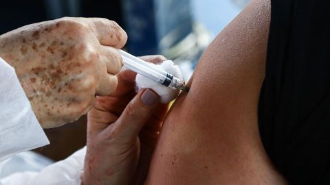 Governo de SP antecipa para sábado vacinação de idosos entre 80 e 84 anos; população de 77 a 79 anos será imunizada a partir de 3 de março
