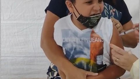 Criança grita ‘vai Corinthians!’ na hora da vacina em SP e viraliza nas redes sociais