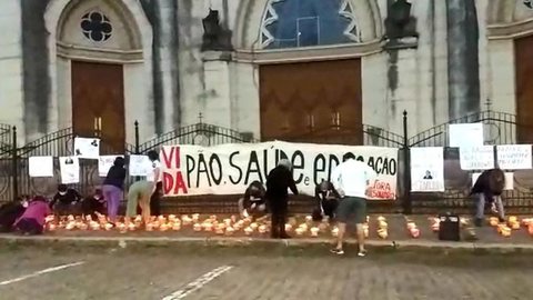 Moradores de Botucatu acendem velas e fazem vigília pelos mortos da Covid-19 na cidade