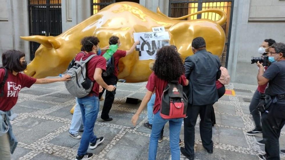 Grupo faz ato contra a fome na Bolsa de Valores, no Centro de SP, após instalação de Touro de Ouro