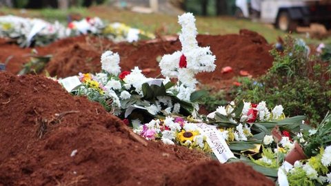 Cemitérios da cidade de SP abrem no Dia de Finados sem restrições de público pela 1ª vez desde o início da pandemia