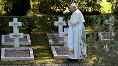Em cemitério militar, papa apela aos fabricantes de armas: ‘Parem!’