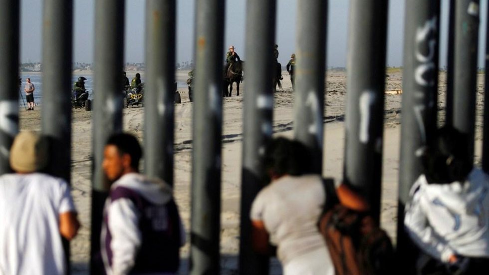 Primeiros migrantes de caravana chegam à fronteira México-EUA
