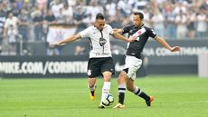 Com gol de braço de Jô, Corinthians vence o Vasco e amplia vantagem na liderança