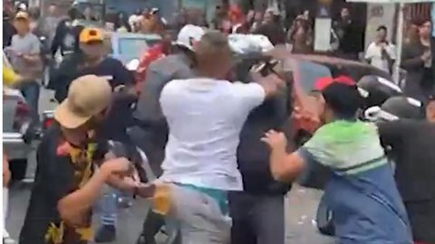 Vídeos mostram PMs de SP sendo agredidos e atirando em confronto com frequentadores de baile funk; policial é ferido e suspeito baleado