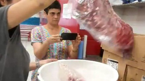Pais encontram carne estragada, comprada para merenda, em cozinha de escola pública em SP