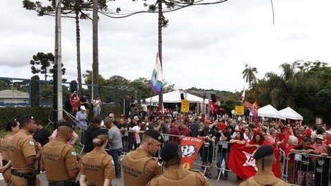 ESPERANDO – Manifestantes aguardam saída de Lula da PF