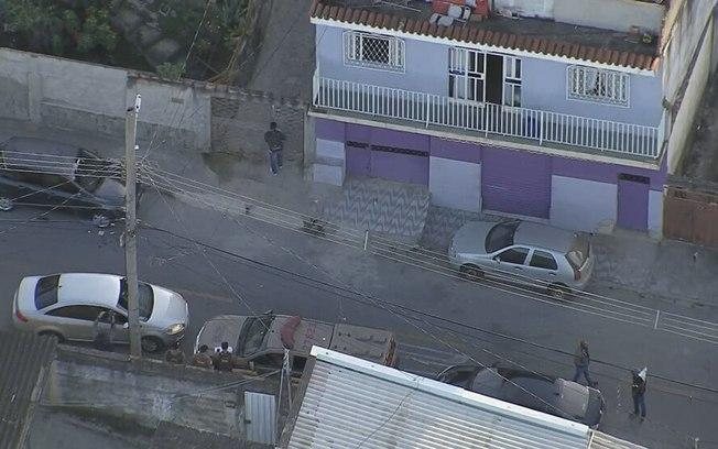 Polícia faz buscas por mulher de Queiroz na casa de parentes em Minas Gerais