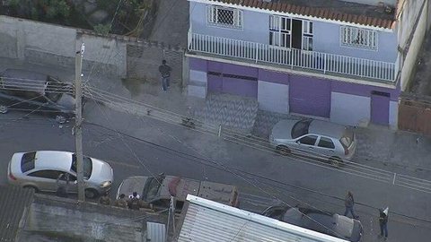 Polícia faz buscas por mulher de Queiroz na casa de parentes em Minas Gerais