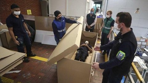 Covid-19: Empresa colombiana cria cama que pode virar um ‘caixão’