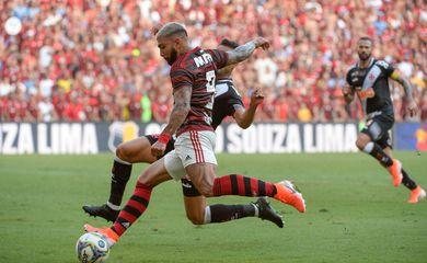 Vasco e Flamengo se enfrentam em momentos distintos no Brasileirão
