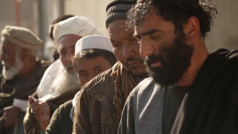 100 dias sob o Talebã: Afeganistão arrasado por miséria e fome