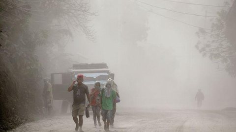 Vulcão nas Filipinas: milhares de pessoas são retiradas do local