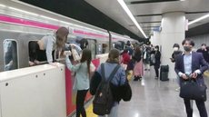 Homem com faca ataca passageiros em trem de Tóquio