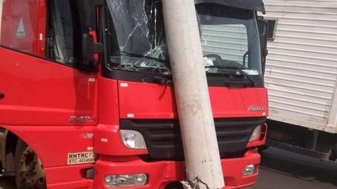 Caminhão ‘desgovernado’ bate em poste de avenida de Rio Preto