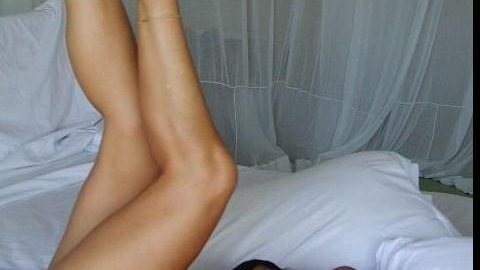 Aos 66 anos, Bruna Lombardi mostra as curvas de lingerie na cama