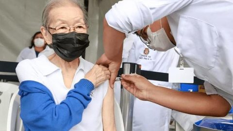 Cidade de SP aplica 4ª dose da vacina contra a Covid-19 em idosos acima de 70 anos a partir desta terça