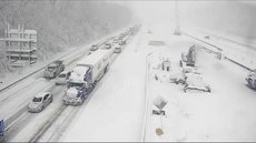 Centenas de motoristas ficam presos em rodovia nos EUA após acidente e tempestade de neve