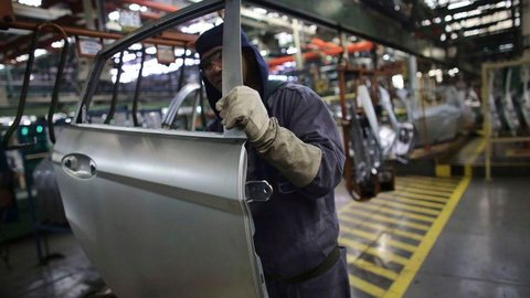 Inflação na saída das fábricas chega a 3,22% em julho, diz IBGE