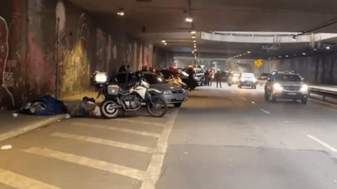 Prefeitura remove moradores de rua de túnel na Avenida Paulista; policiais prendem dois suspeitos de tráfico de drogas