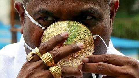 Homem manda fabricar máscara de ouro para usar na pandemia