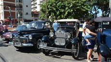 Associação faz encontro de carros antigos em praça de Catanduva
